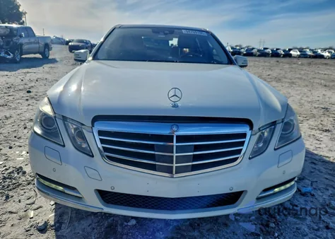 2011 Mercedes-Benz E 550 z USA, uszkodzony, nr VIN WDDHF7CB7BA379654